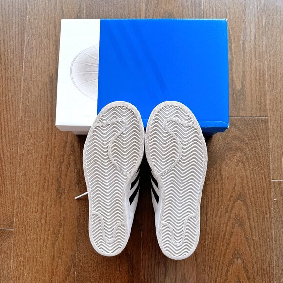 Adidas Superstar Sneakers - Size 4.5 - Picture 6 of 6